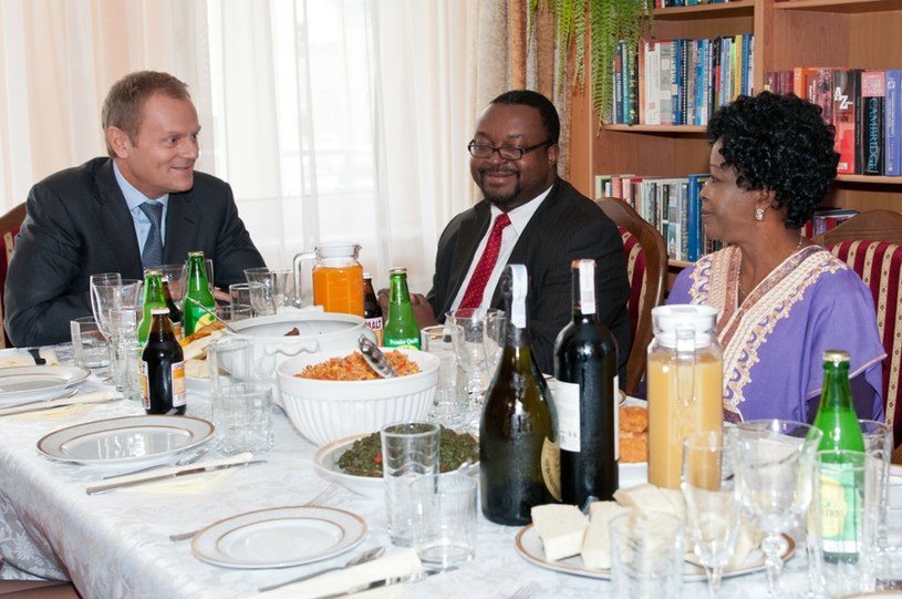 Zdjęcie archiwalne z 2012 r. - ówczesny premier Donald Tusk z wizytą w domu rodzinnym u posła Johna Godsona /Lukasz Szelag /Reporter