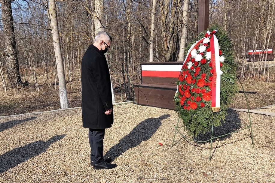 Zdjęcie archiwalne z 2021 r. Kwiaty pod krzyżem w miejscu katastrofy smoleńskiej składa ambasador RP w Rosji Krzysztof Krajewski /Archiwum Anna Wróbel /PAP