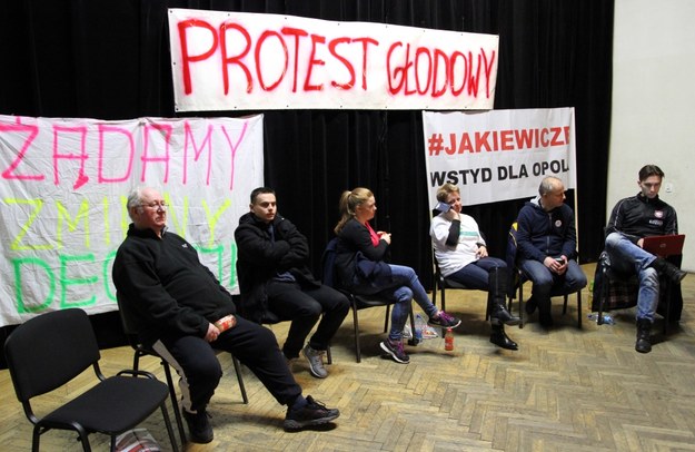 Zdjęcie archiwalne z 27.12.2016. Protestujący na scenie gminnego ośrodka kultury w Dobrzeniu Wielkim. /Krzysztof Świderski /PAP