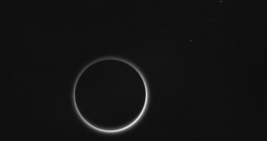 Zdjęcie atmosfery Plutona, wykonane już po przelocie /NASA