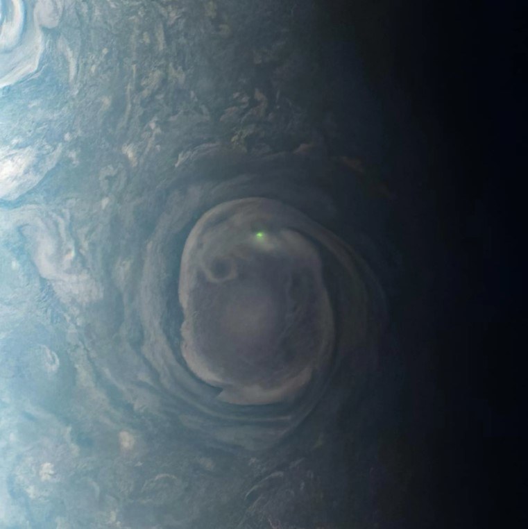 Zdjęcie błyskawicy na Jowiszu. /NASA / JPL-Caltech / SwRI / MSSS // Przetwarzanie obrazu przez Kevina M. Gilla /NASA