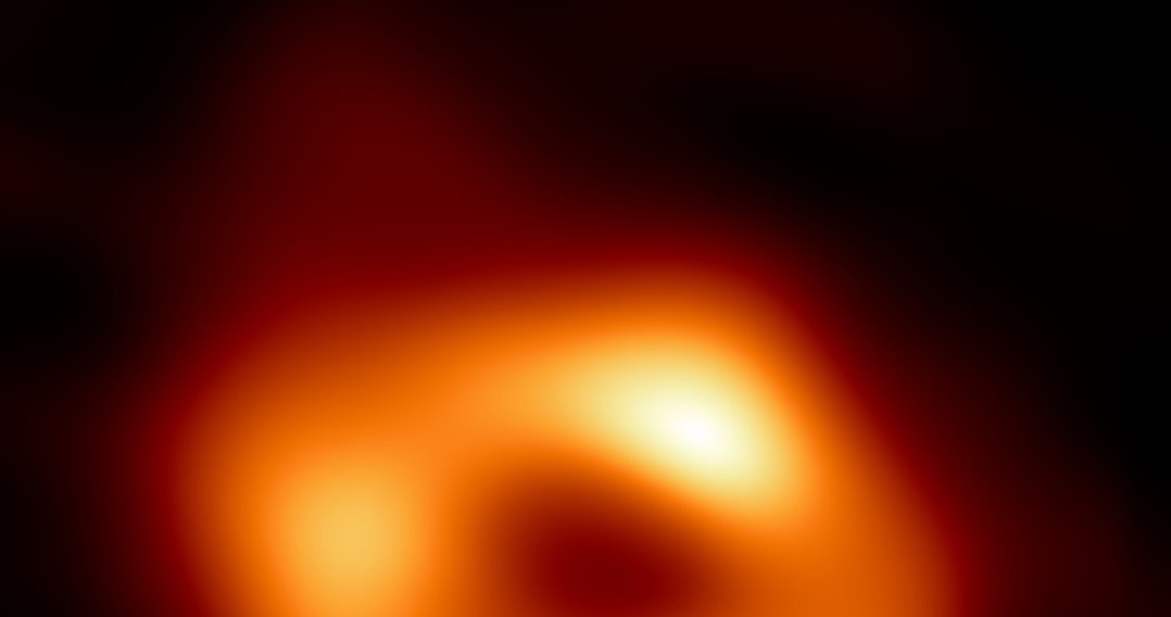 Zdjęcie czarnej dziury Sagittarius A* z 2022 roku. Ma ona masę 4,3 miliona Słońc /EHT Collaboration /Wikipedia