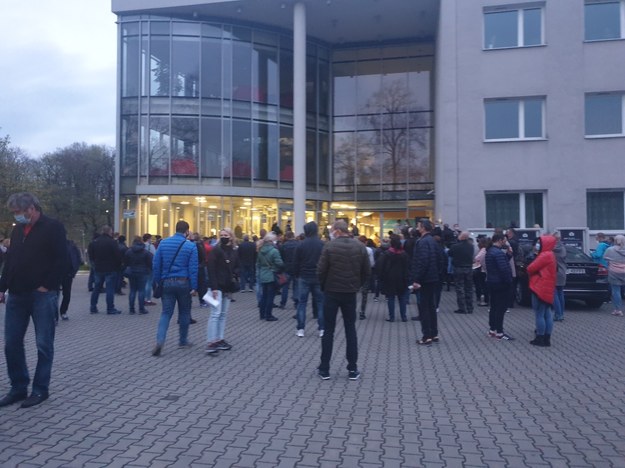 Zdjęcie czekajacych na szczepienie przed punktem w Sosnowcu /Gorąca Linia /