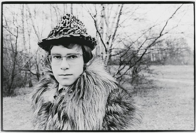 Zdjęcie Eltona Johna z pierwszej profesjonalnej sesji fotograficznej /Val Wilmer /Getty Images