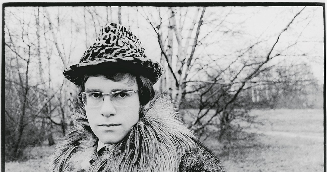 Zdjęcie Eltona Johna z pierwszej profesjonalnej sesji fotograficznej /Val Wilmer /Getty Images