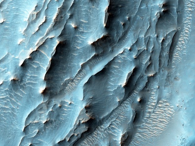 Zdjęcie form terenu na południu Krateru Gale, wykonane z pomocą kamery HiRISE (High Resolution Imaging Science Experiment). /NASA/JPL-Caltech/Univ. of Arizona /materiały prasowe