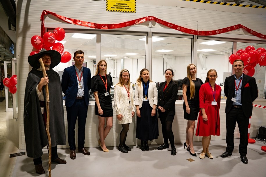 Zdjęcie grupowe gości podczas ceremonii otwarcia linii badawczej CIRI /Dagmara Chylewska-Olech /Materiały prasowe