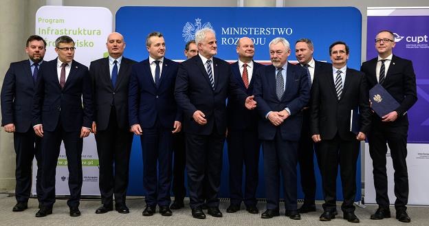 Zdjęcie grupowe po podpisaniu umów o dofinansowanie z funduszy unijnych dla pięciu nowych inwestycji /PAP