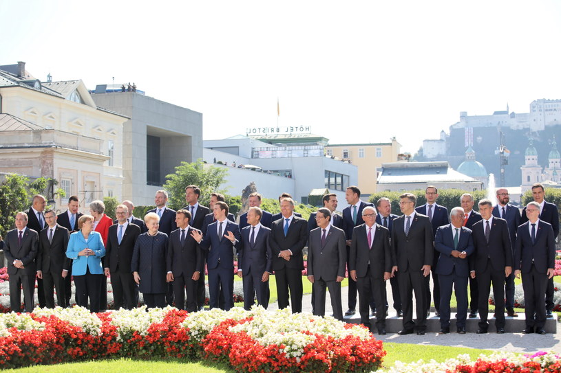 Zdjęcie grupowe uczestników nieformalnego spotkania szefów państw i rządów UE w Salzburgu / 	Leszek Szymański    /PAP