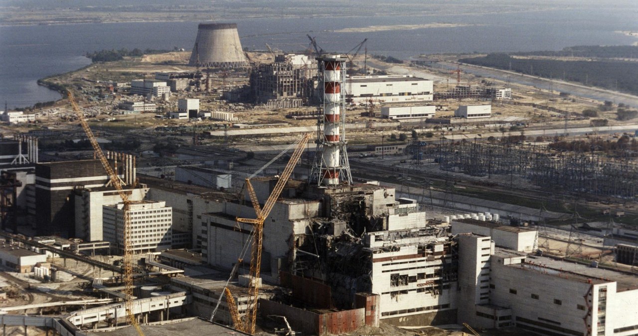 Zdjęcie historyczne - elektrownia klika dni po katastrofie /AFP