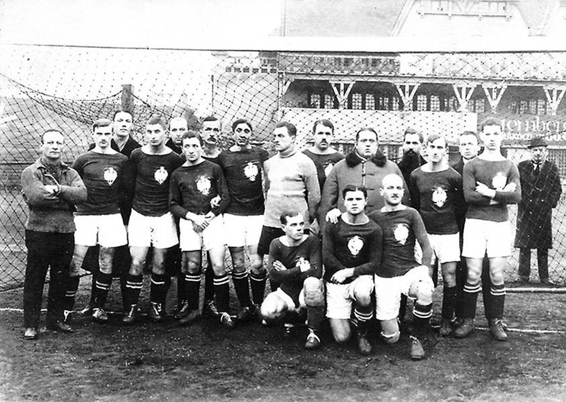 Zdjęcie historyczne z meczu z 1921 roku, które było inspiracją dla stworzenia strojów retro /materiały prasowe