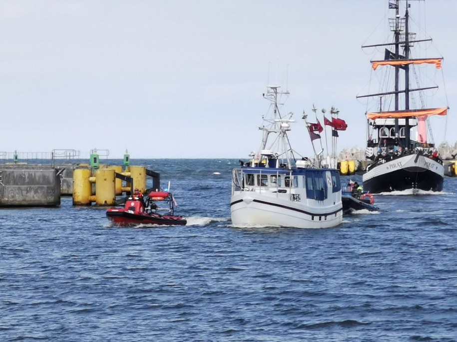 Zdjęcie holowanego do portu w Kołobrzegu duńskiego kutra /foto. MiastoKolobrzeg.pl /