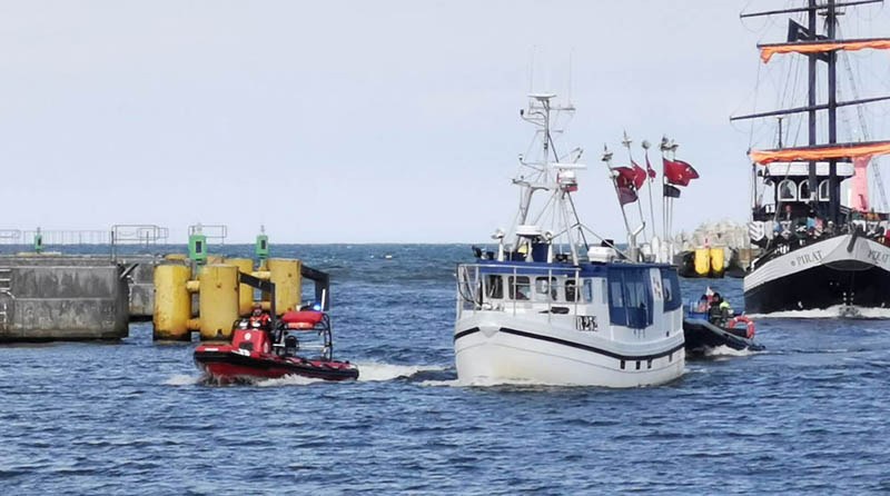 Zdjęcie holowanego do portu w Kołobrzegu duńskiego kutra /foto. MiastoKolobrzeg.pl /