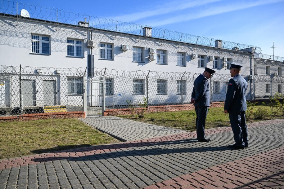 Osadzeni przepiłowali kratę i wyszli na dach. Co dalej ze strażnikami?