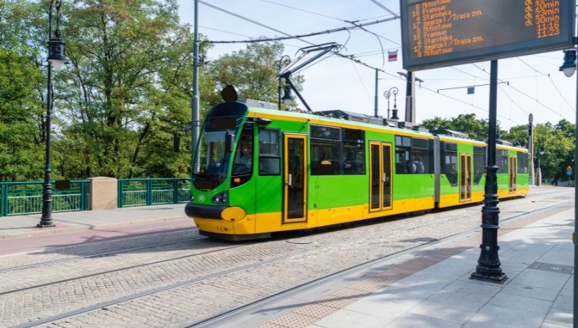 Element torowiska przebił podłogę tramwaju. Niebezpieczna sytuacja w Poznaniu
