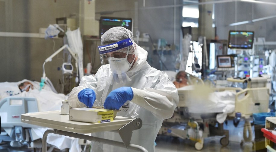 Koronawirus. Prof. Gut: Bardzo istotny będzie raport w piątek rano