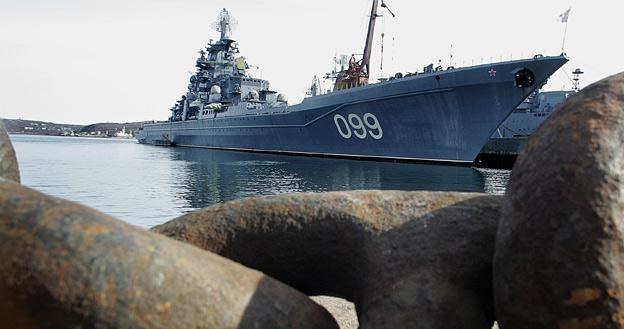 Zdjęcie ilustracyjne: Okręt flagowy floty północnej - krążownik Piotr Wielki w porcie Siewieromorsk /AFP