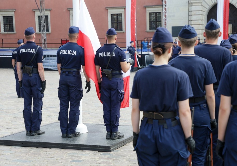 Zwrot w policji. Świadczenia pomogły, Warszawa wyjątkiem