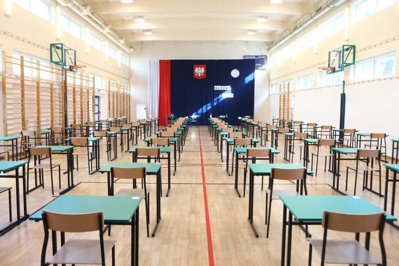 Zdjęcie ilustracyjne: w czterech szkołach z Radomia i okolic matury zakłócił alarm bombowy /Tomasz Jastrzębowski /Reporter