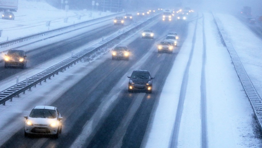 Śnieg sparaliżował Anglię. Podróżni utknęli