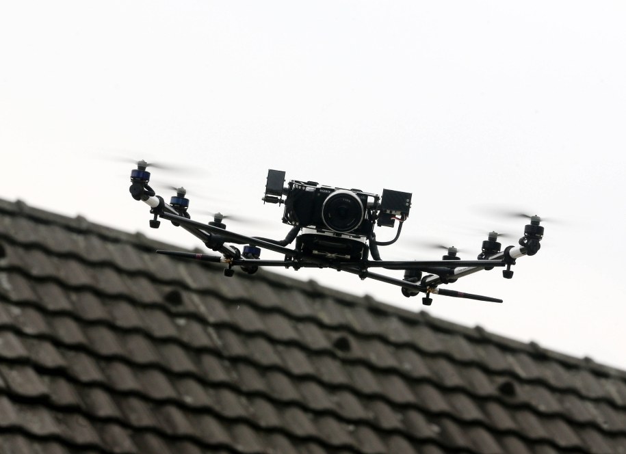 Dron z narkotykami spadł na parking