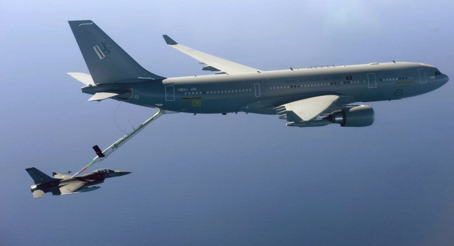 Dwa myśliwce eskortowały pasażerskiego airbusa