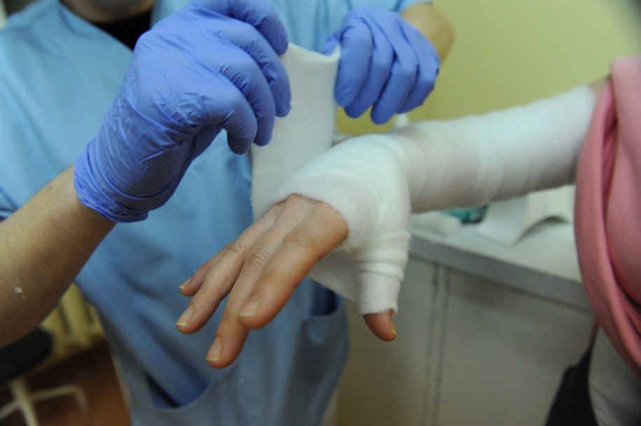 Lekarze źle założyli gips? Pacjent stracił rękę