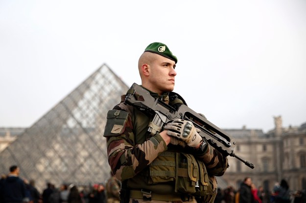 Sylwestrowa mobilizacja we Francji. Tysiące policjantów, żandarmów i żołnierzy wyjdą na ulice