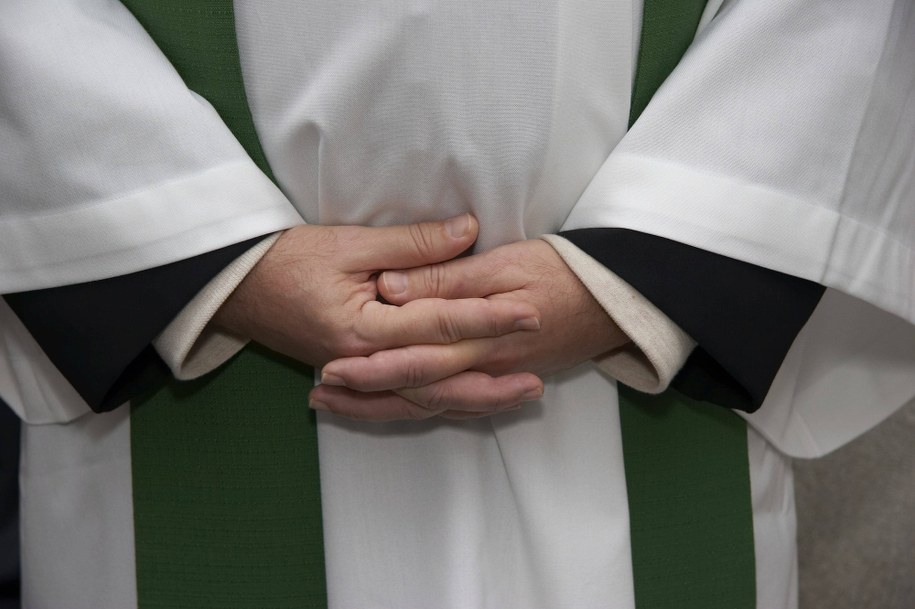 Ksiądz przesłał uczniom zdjęcia pornograficzne. Usłyszał zarzuty