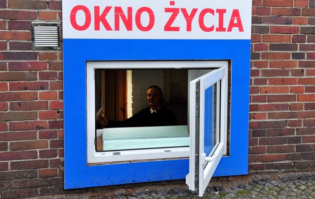 2-dniowa dziewczynka w "oknie życia" w Ostrzeszowie. "Jest ładna i zdrowa"