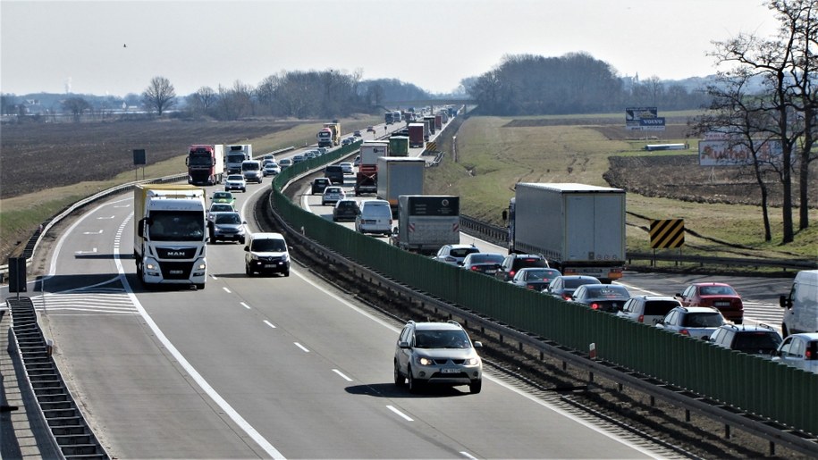 Amerykańscy żołnierze mieli kolizję na A4. Jedna ciężarówka wjechała w drugą