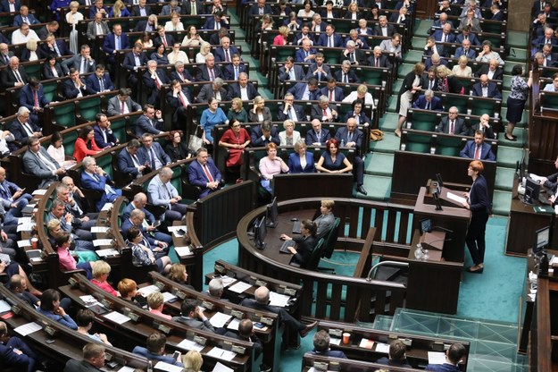 Sejm: Uchwalono ustawę obniżającą pensje parlamentarzystów