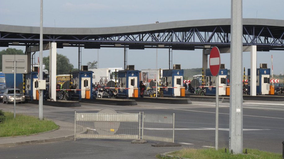 Nowa aplikacja rozwiąże problem korków na bramkach?