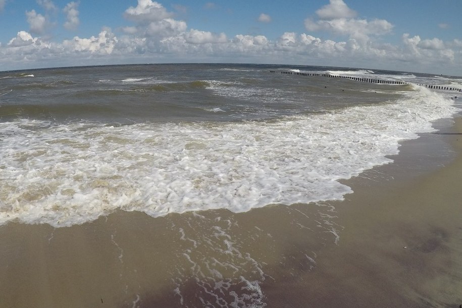 Na plaży w Poddąbiu pojawiła się parafina. Sanepid pobrał próbki do badań