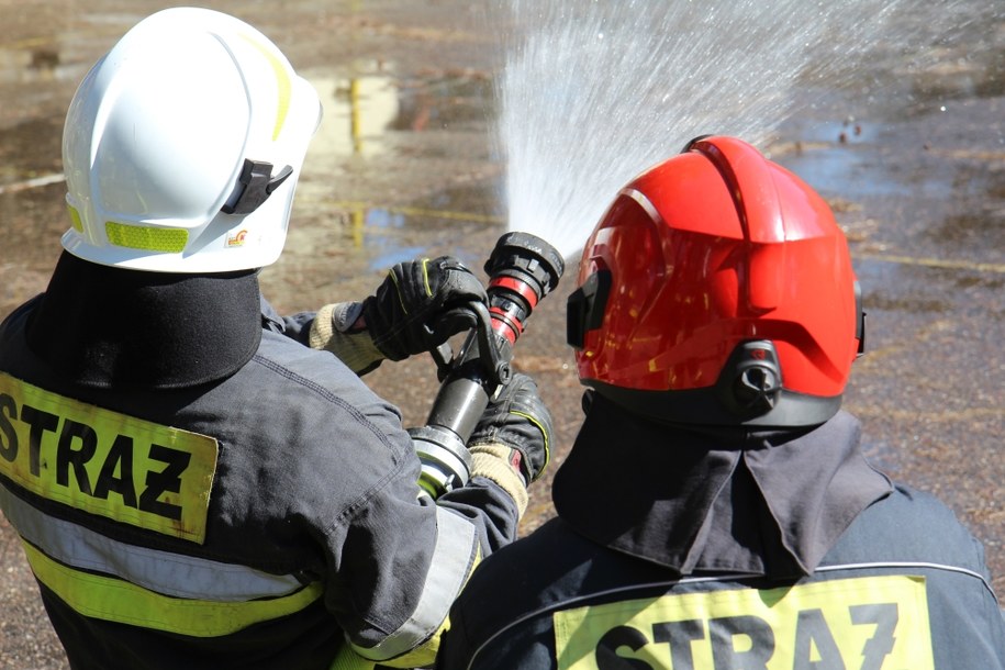 Pożar opuszczonego budynku w Świętokrzyskiem. Z ogniem walczy 40 strażaków