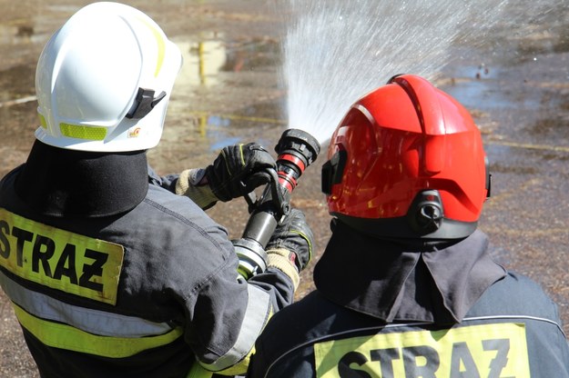 Pożar hali, w której były środki chemiczne. Strażacy zabezpieczają pogorzelisko