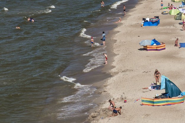 Zamknięto kąpielisko w Gdyni. Ktoś wlał ok. 1000 litrów mazutu do kanału deszczowego