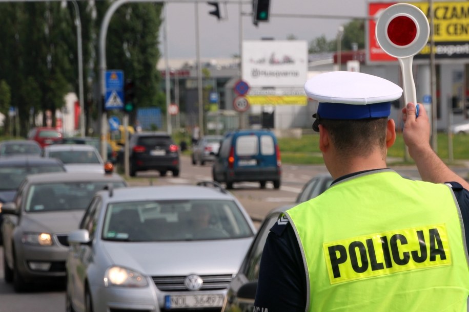 W lipcu policjanci wystawili o prawie pół miliona mandatów mniej