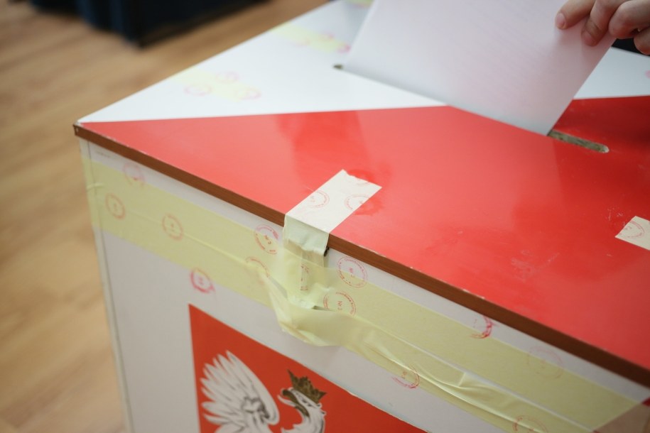 Płachta uchroni przed fałszowaniem wyborów? Szef PKW chwali tę formę