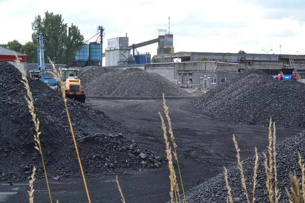 Kłopoty z węglem. Setki tysięcy ton zalegają przy kopalniach