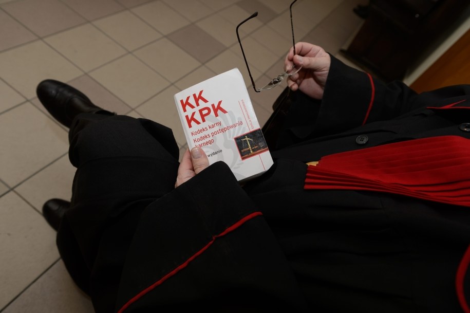"Nie wykluczamy nacisków politycznych". Prokurator ...