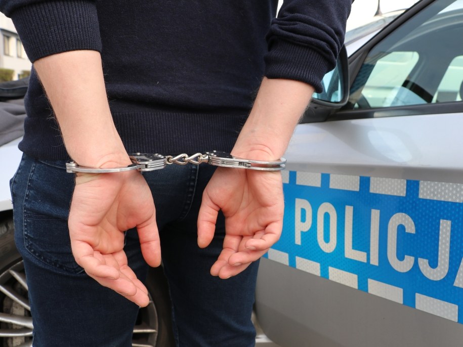 16-latek po drabinie wszedł do sypialni i zaatakował parę. Jest zarzut usiłowania zabójstwa