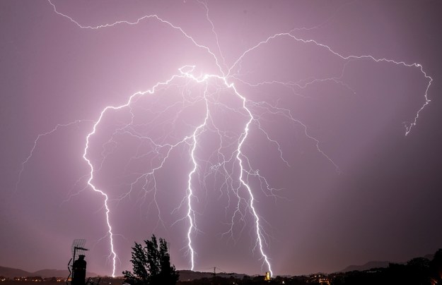 Zerwane dachy i pożar. Gwałtowne burze przeszły przez kraj