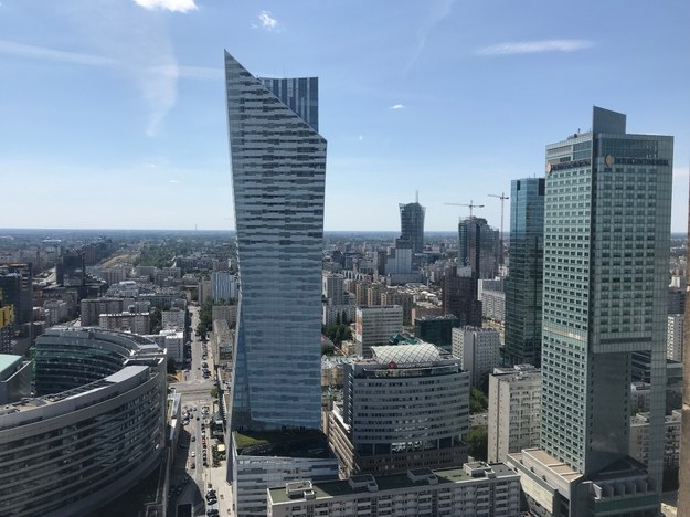 Odłamki szyby spadły z 25. piętra hotelu w Warszawie