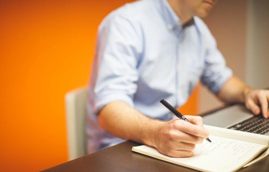 Skradziony laptop z danymi studentów. Uczelnia straci miliony?