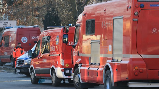 Rozszczelniła się cysterna z gazem. Stoi na parkingu poza zabudowaniami