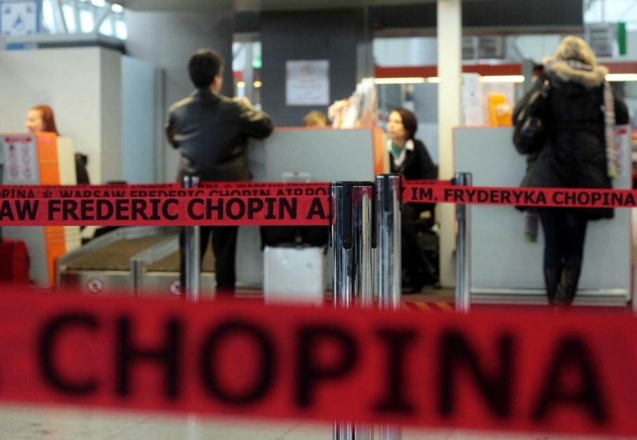 Problemy przy lądowaniu samolotu w Warszawie. Na pokładzie było 78 osób