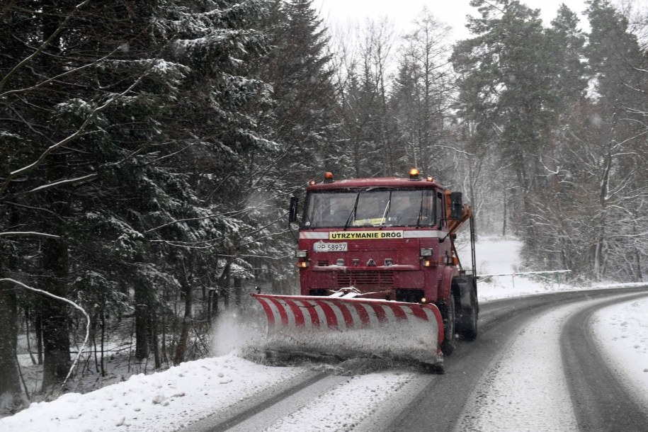 Zawieje i zamiecie śnieżne. Synoptycy ostrzegają przed atakiem zimy