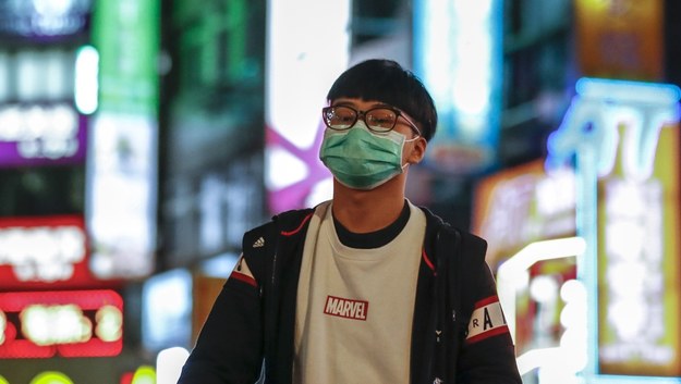 W poniedziałek z powodu koronawirusa w Chinach zmarło ponad 100 osób