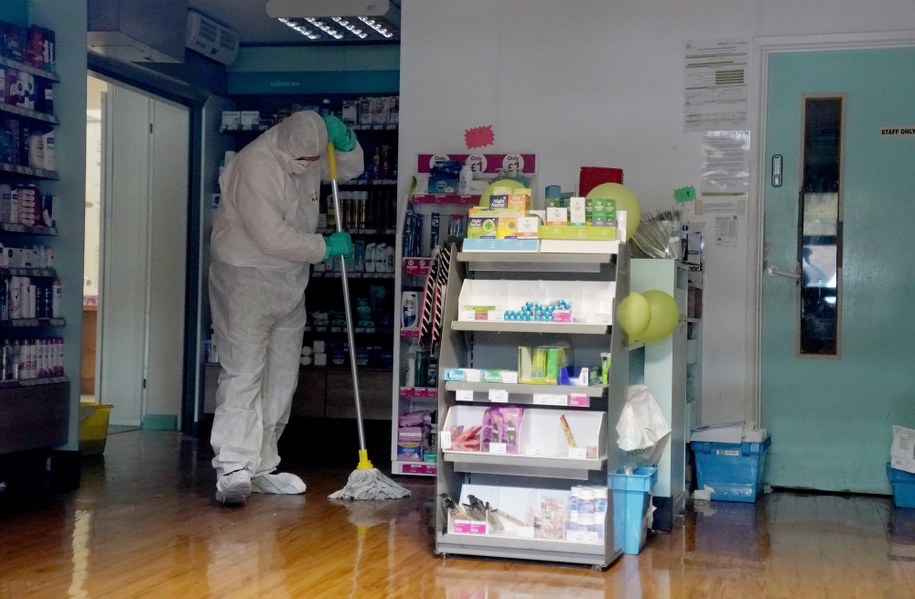 Brytyjczyk zaraził koronawirusem co najmniej 11 osób. Sam wyzdrowiał